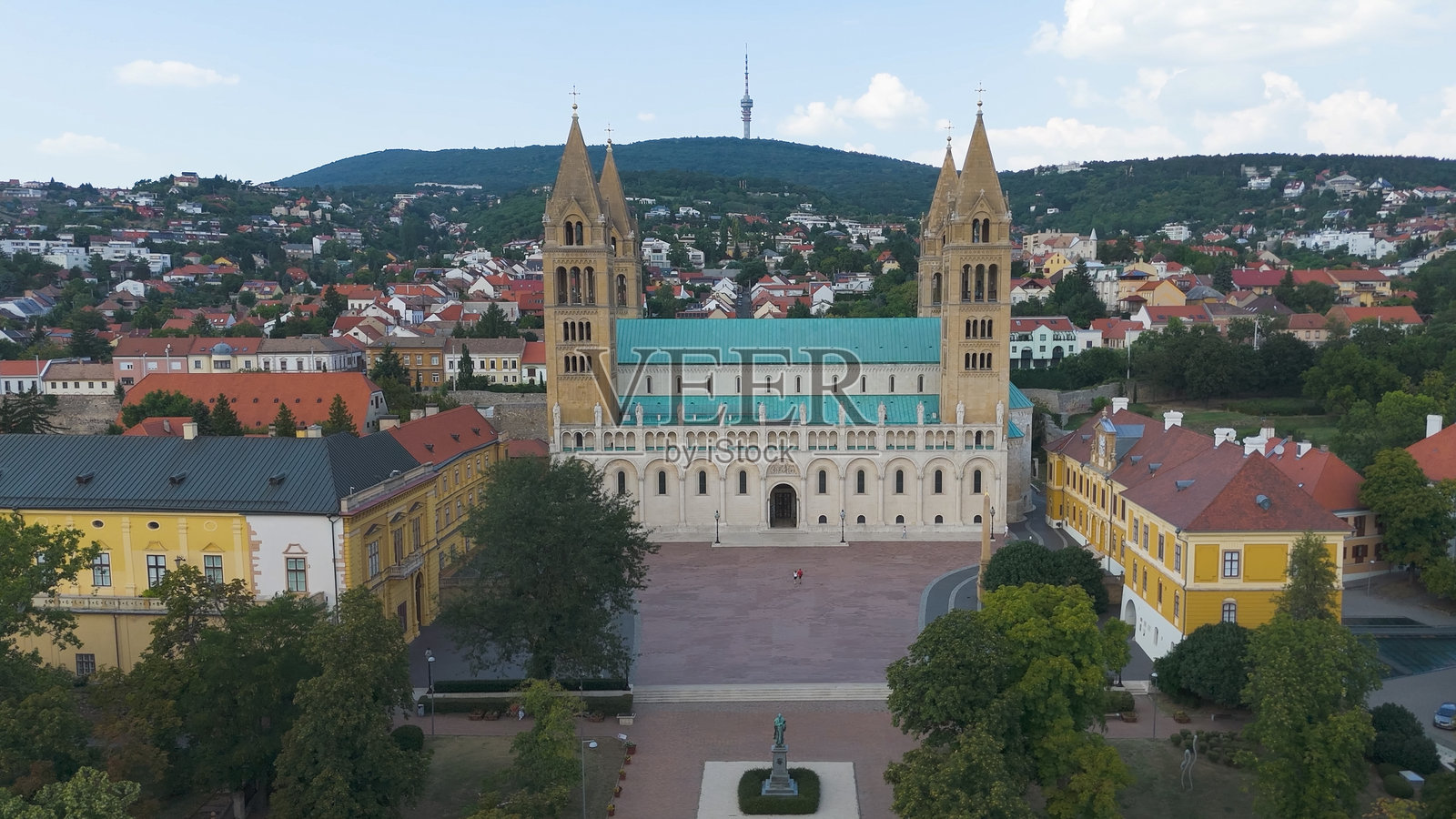 匈牙利佩奇大教堂的鸟瞰图照片摄影图片