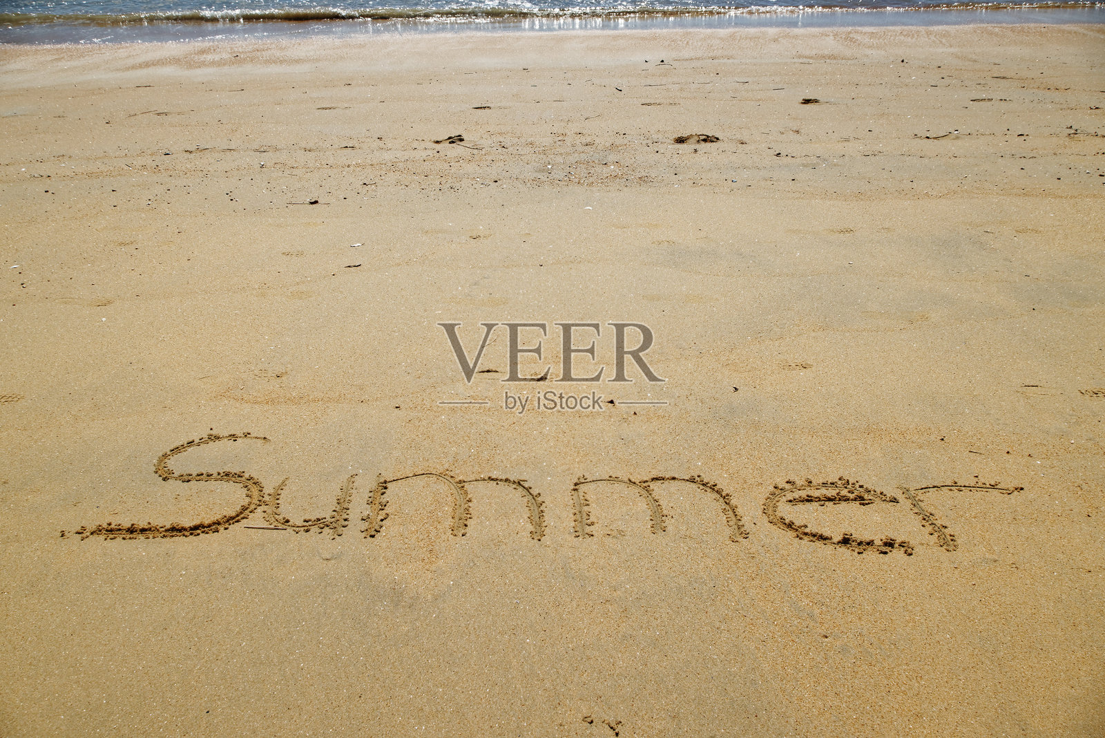 夏日，书写于小凯特里特里海滩的金色沙滩上照片摄影图片