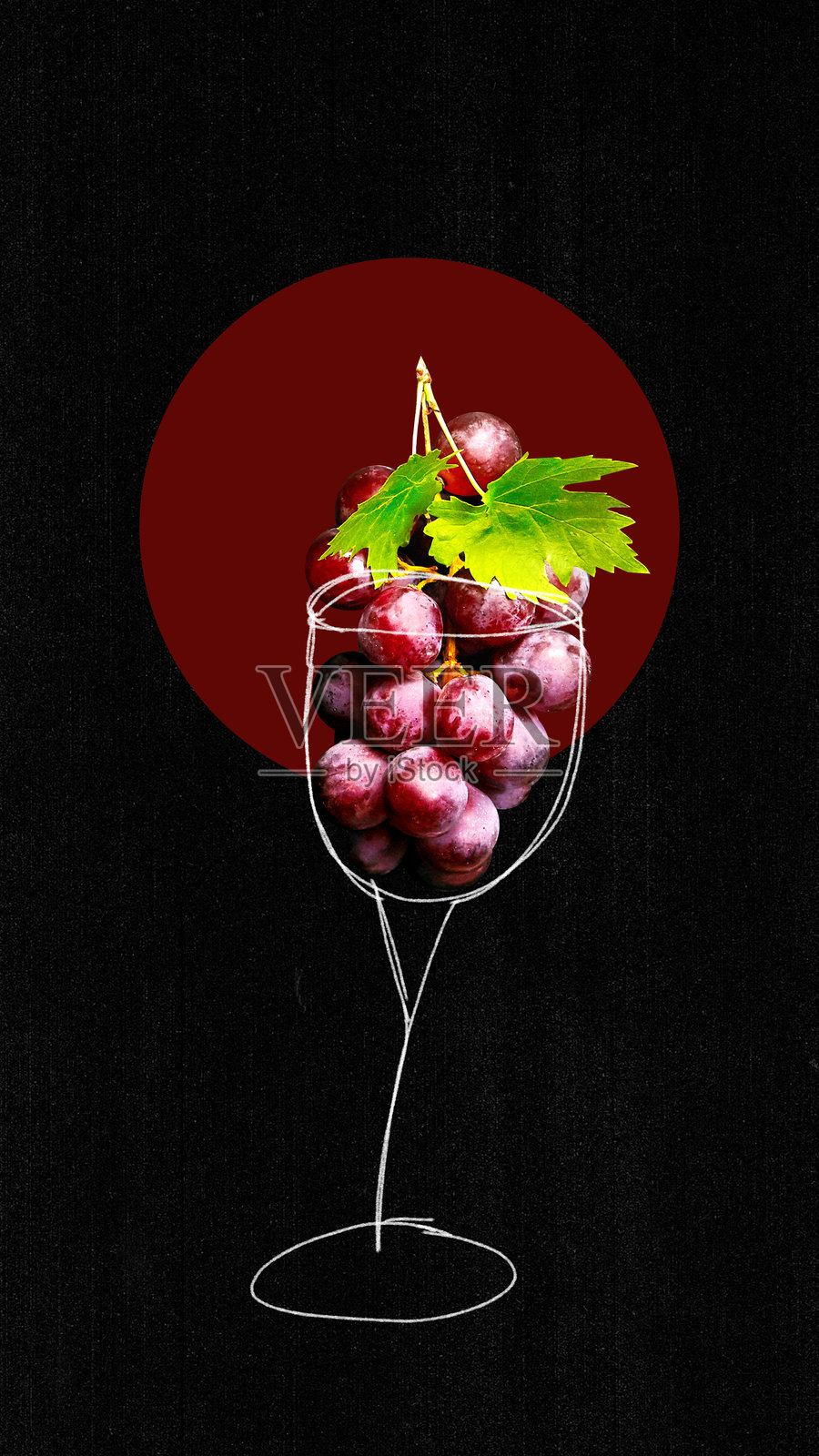 大胆的海报。素描风格的酒杯中，带有深色背景的红葡萄美酒概念照片摄影图片