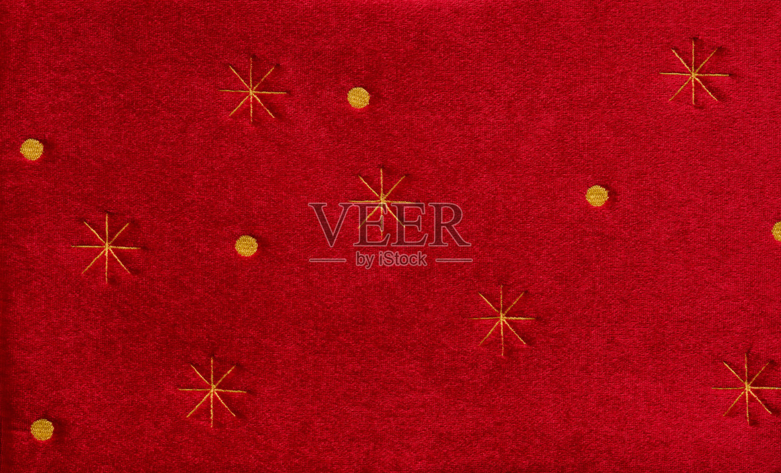 华丽的红色天鹅绒纺织品和金色雪花背景。奢华背景，留有文字设计空间。俯视，平面图。生日、圣诞节、情人节设计元素。照片摄影图片