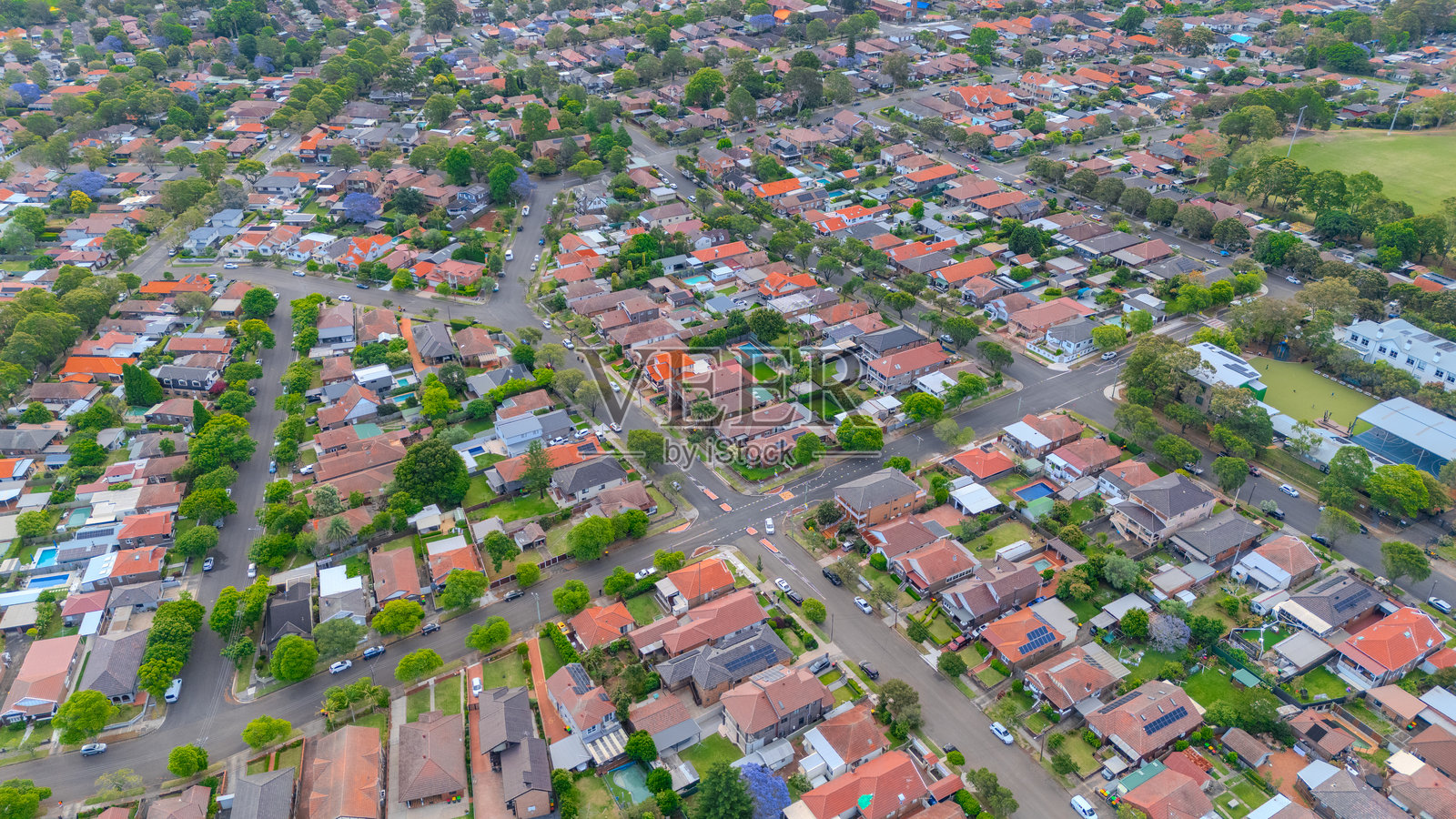 澳大利亚新南威尔士州悉尼西部坎特伯雷、布尔伍德、阿什菲尔德、马里克维尔和金斯韦尔等城区的全景航拍无人机视角，展示了房屋、道路和公园。照片摄影图片