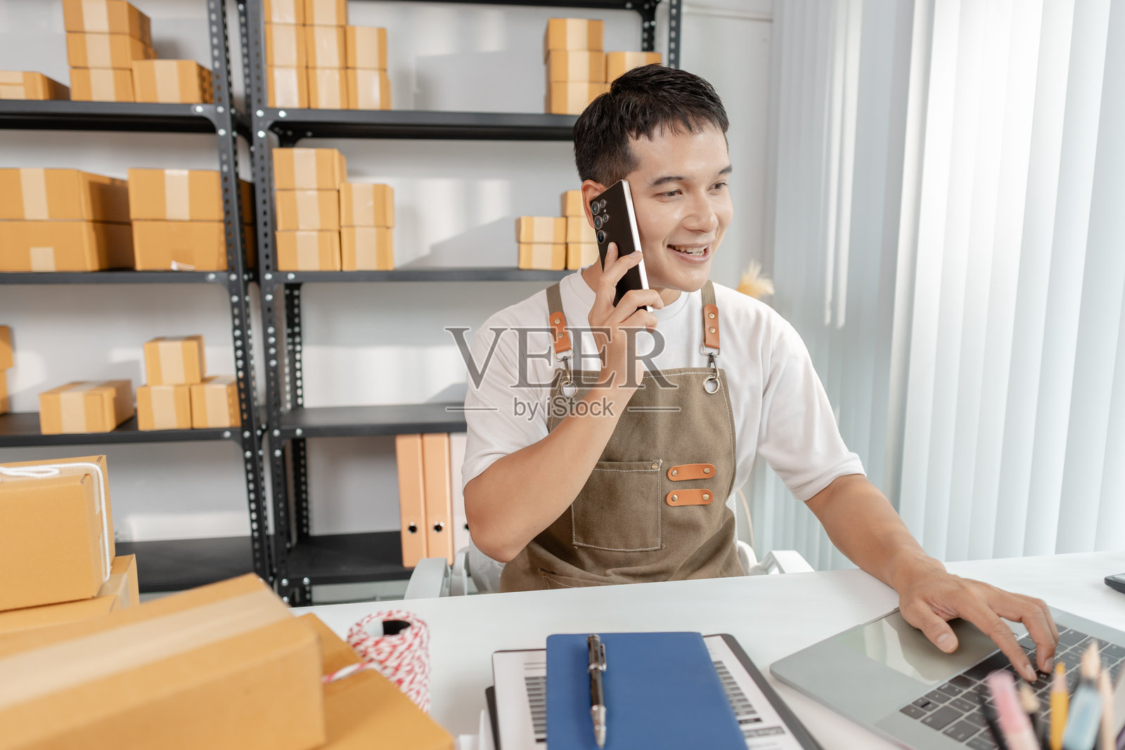 现代在线销售概念，企业家准备包裹，展示电子商务运营、初创企业增长、物流解决方案和零售业的数字化转型。照片摄影图片