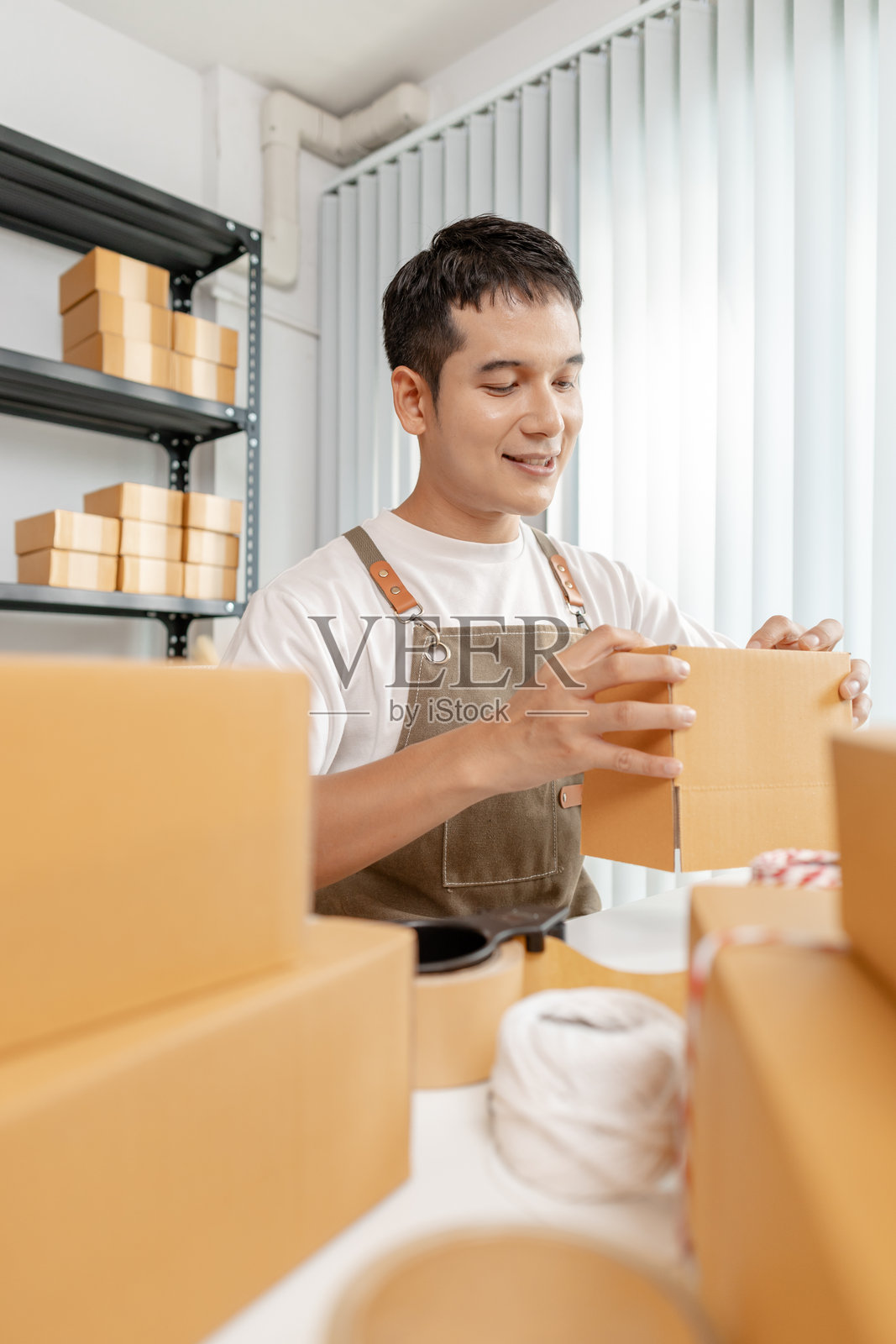 电子商务概念，创业者处理商品，展示在线商店运营、数字零售解决方案以及创新在全球小企业发展中的作用。照片摄影图片