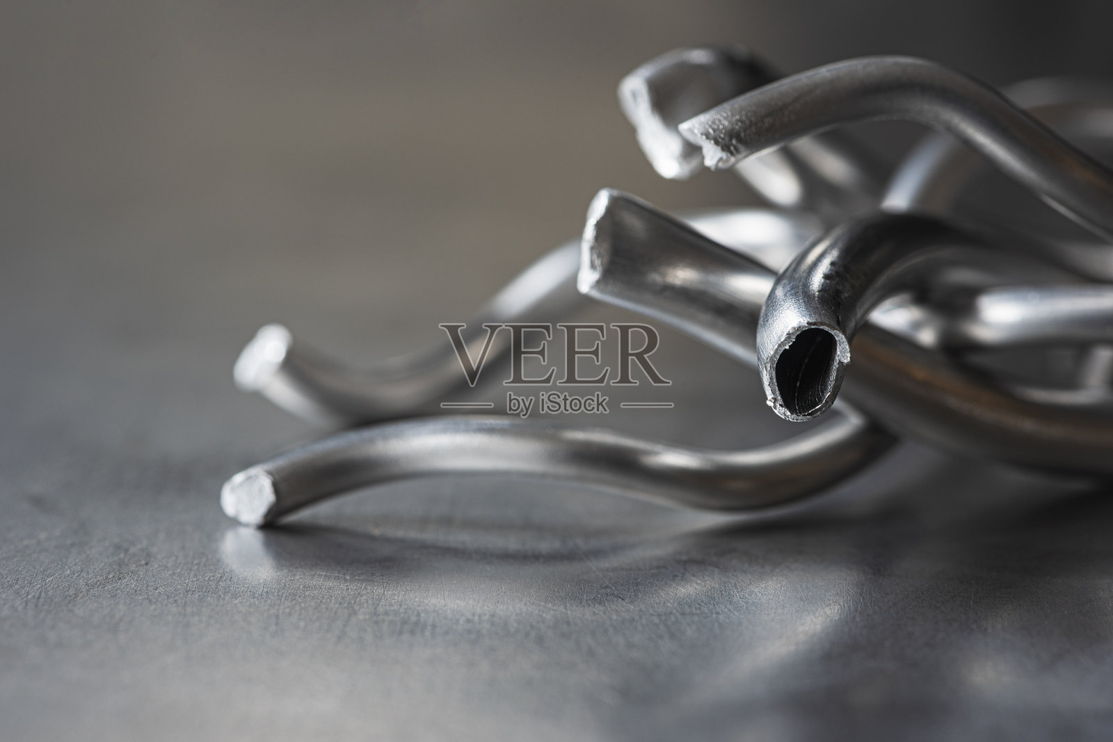 铝型材生产的残余物，揭示了金属的结构照片摄影图片