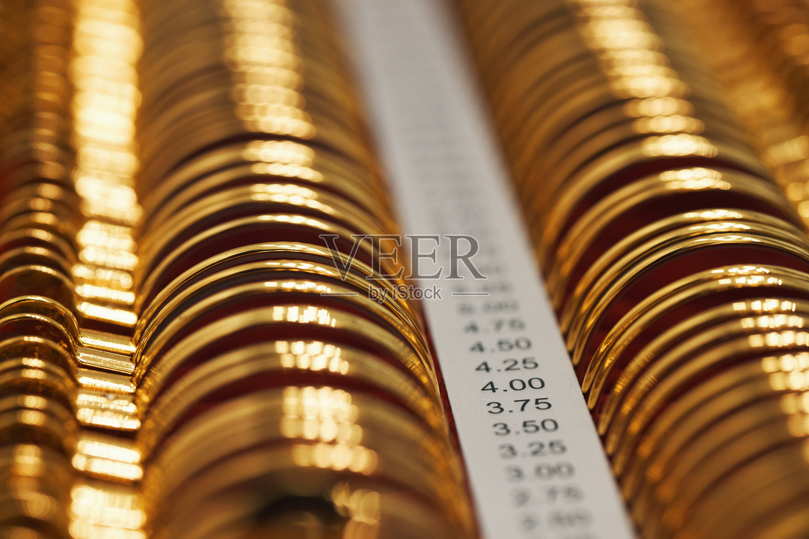 眼科诊所展示架上排列的试用镜片照片摄影图片