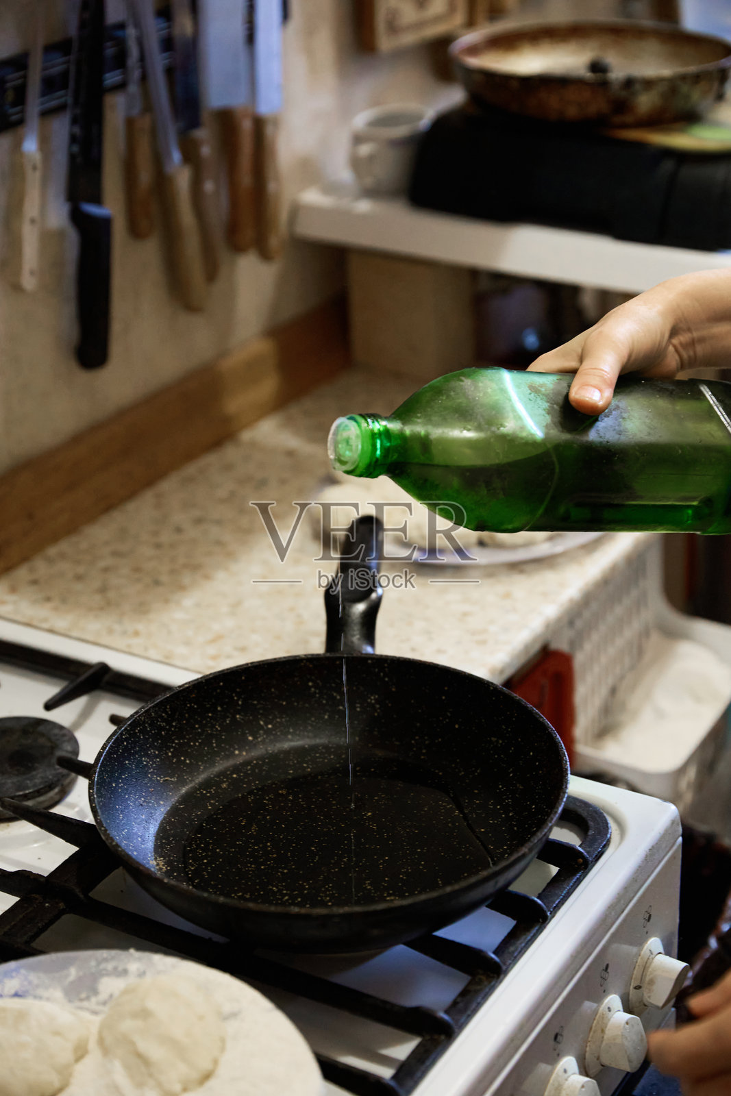 在煎锅中加油烹饪照片摄影图片