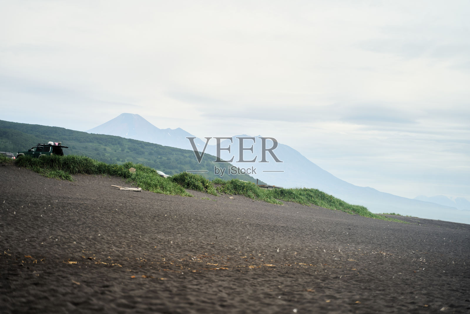 堪察加半岛哈拉赫特尔斯基海滩。宁静美丽的海滩风光，拥有平静的海浪和远处的山丘照片摄影图片