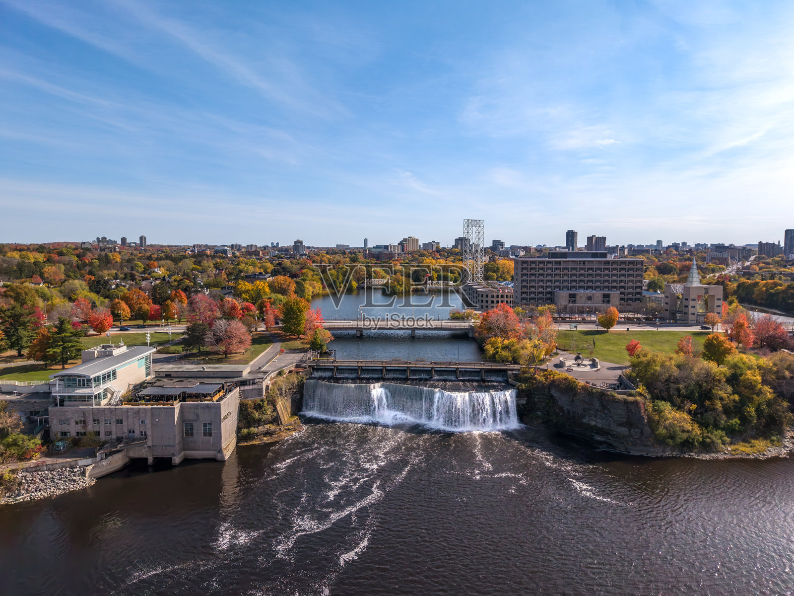 加拿大渥太华，秋色中的丽都瀑布和丽都河的航拍图照片摄影图片