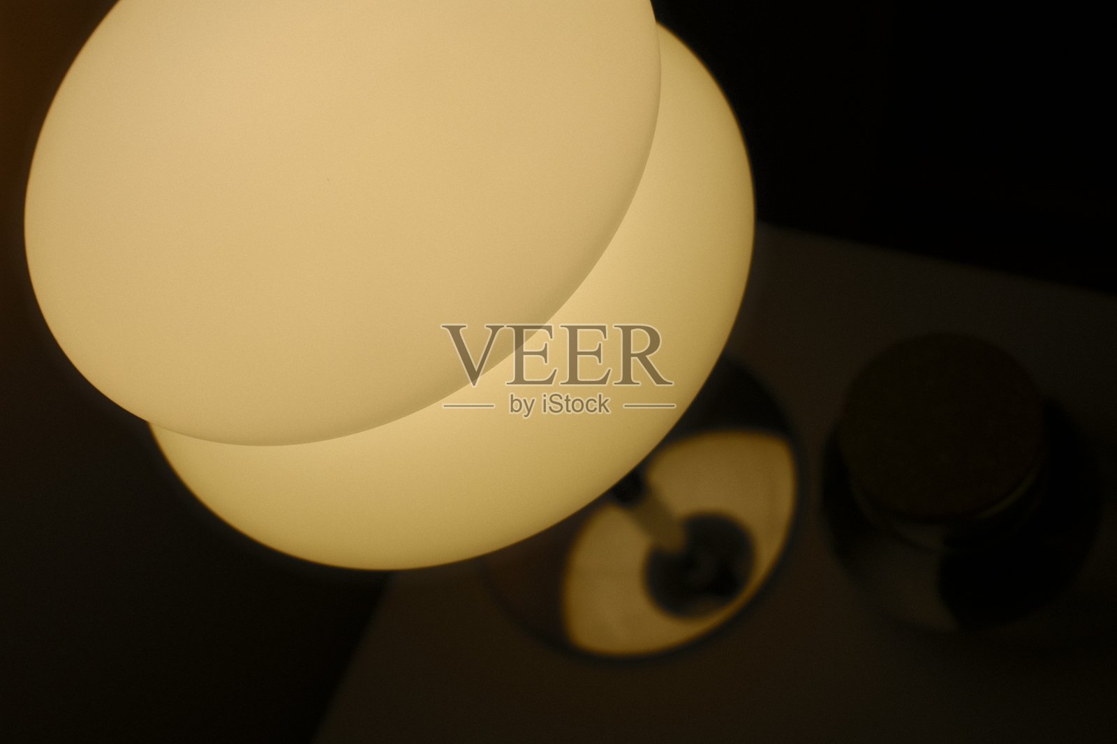 圆灯照亮了深色桌子上的小物件照片摄影图片