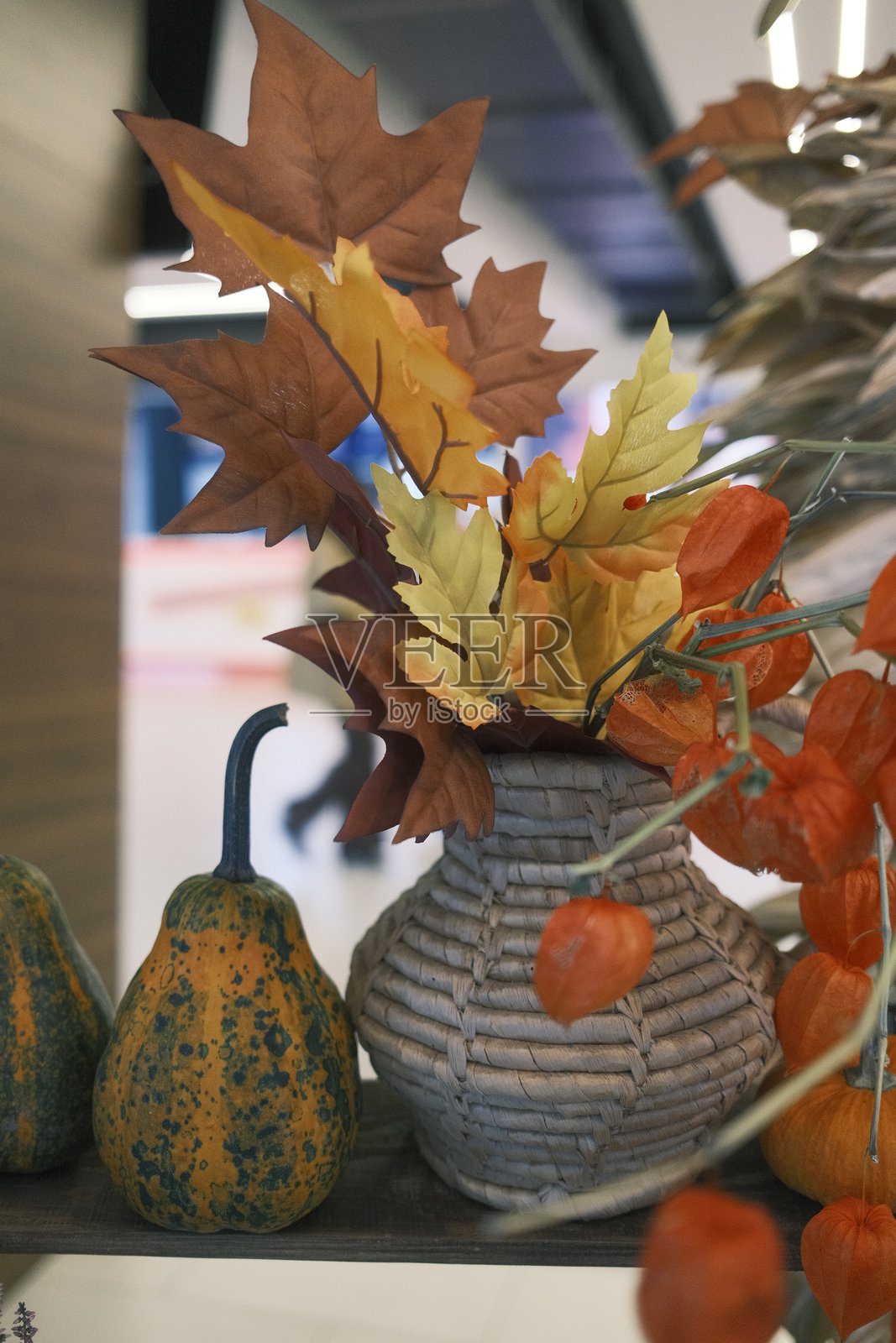 秋季场景，装饰着葫芦、落叶和橙色灯笼照片摄影图片