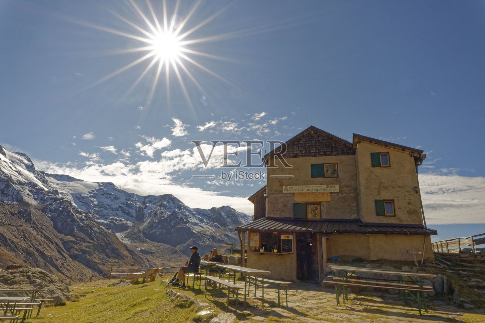 阳光明媚的秋日，在朗陶费勒山谷/瓦莱伦加的田园诗般的山景中，可以看到魏斯库格尔山间小屋。照片摄影图片