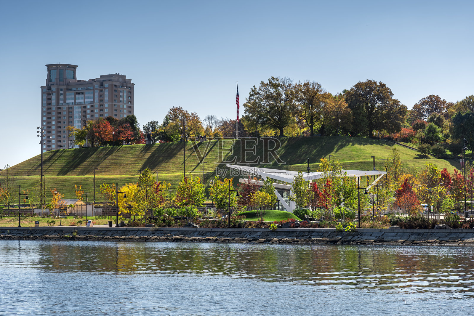 马里兰州巴尔的摩市中心天际线和帕塔普斯科河畔的联邦山公园照片摄影图片