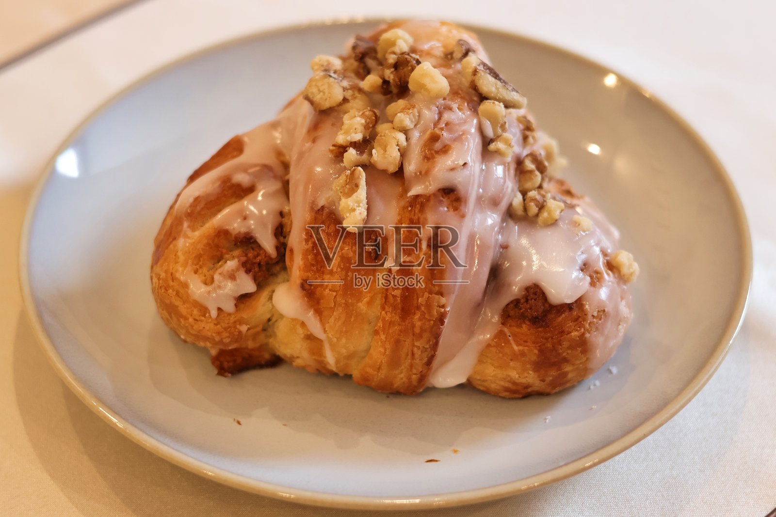 传统波兰圣马丁羊角面包（rogal świętomarciński）照片摄影图片