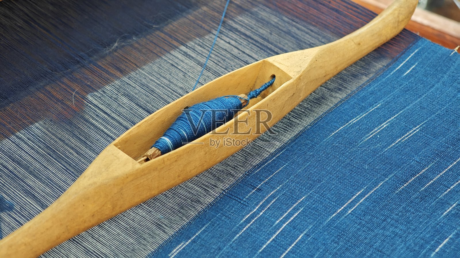 木制织梭，古董织布工具，手织用船形梭。照片摄影图片