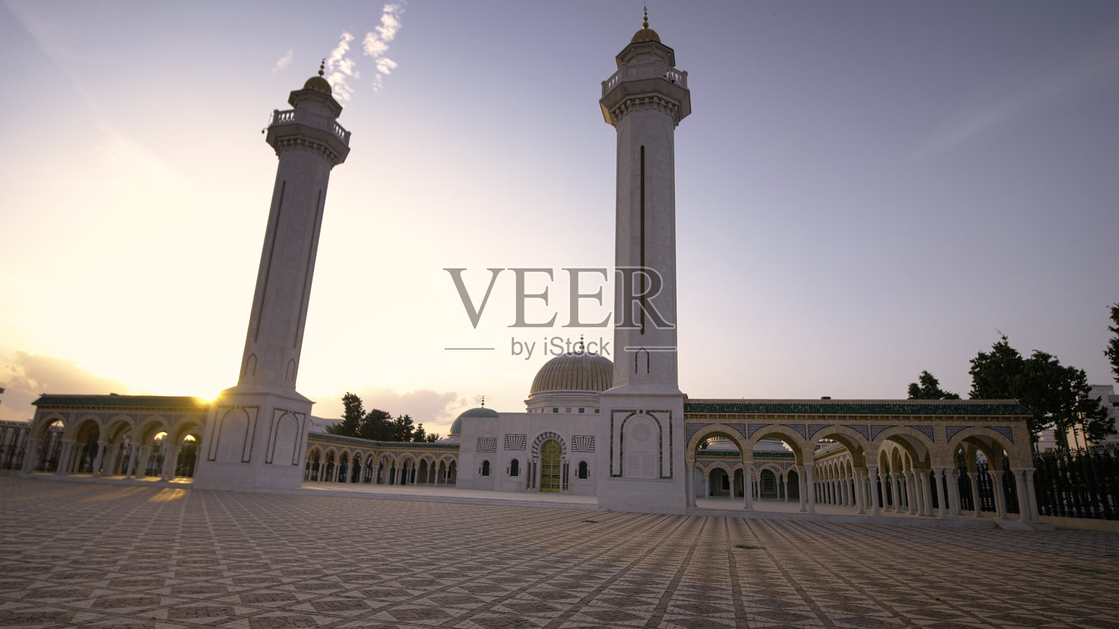 突尼斯莫纳斯提尔市哈比卜·布尔吉巴陵墓前方的广场小巷。照片摄影图片