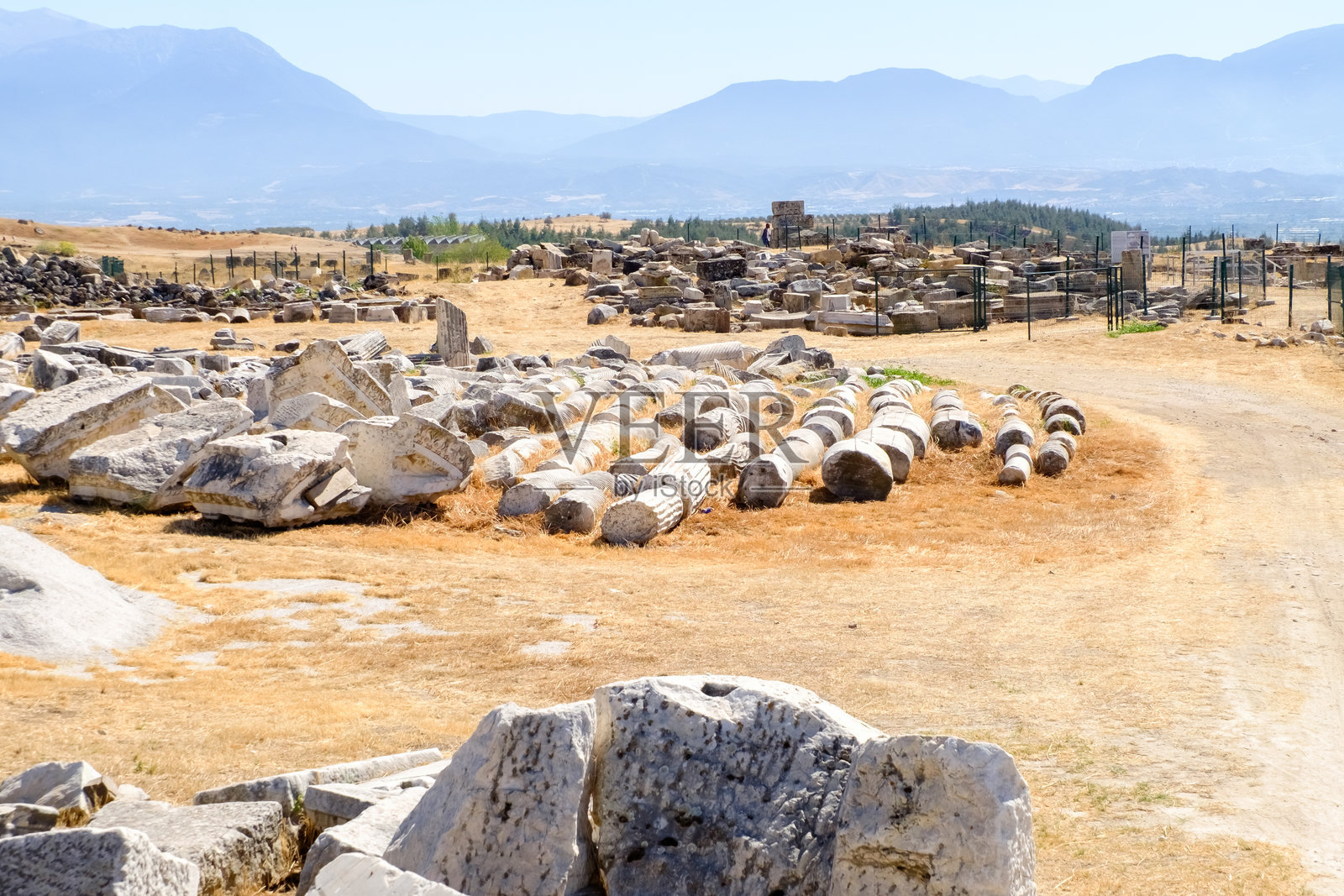 田野中央有一大堆石头照片摄影图片