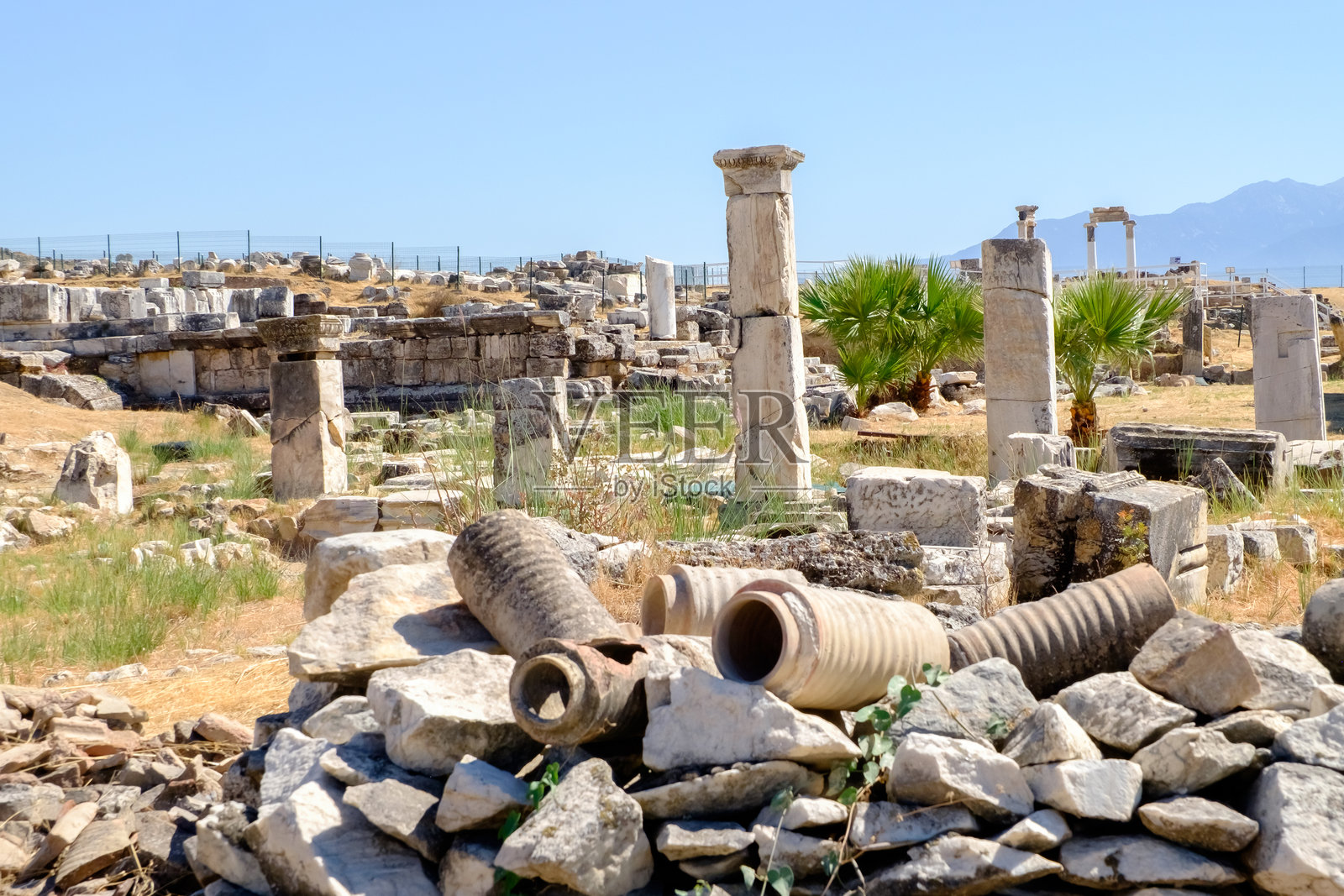一堆石头和破碎的陶器照片摄影图片