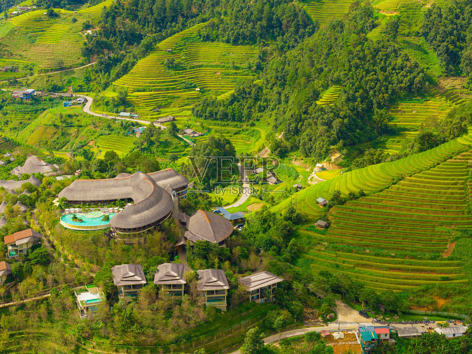 越南北部萨帕市附近的目曹斋镇金黄色稻田的鸟瞰图。 位于安沛省，丰收季节美丽的梯田。照片摄影图片