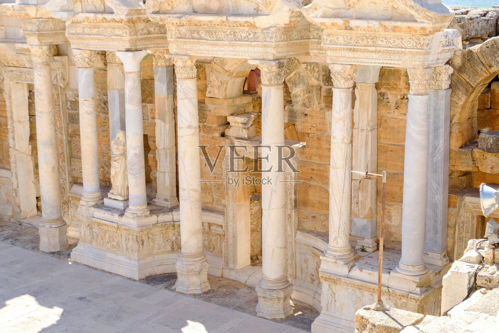 带有白色柱子和顶部十字架的建筑照片摄影图片