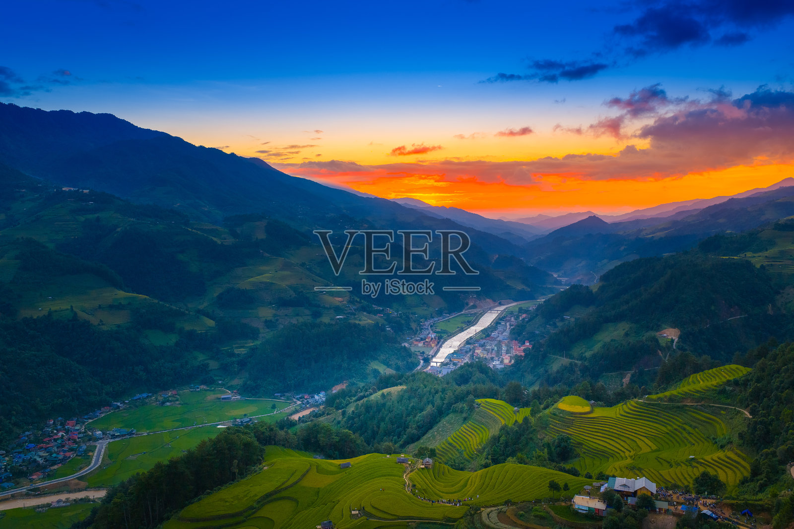 越南北部沙巴市附近的木江寨镇金黄色梯田的鸟瞰图。 yenbai省丰收季节的美丽梯田。照片摄影图片