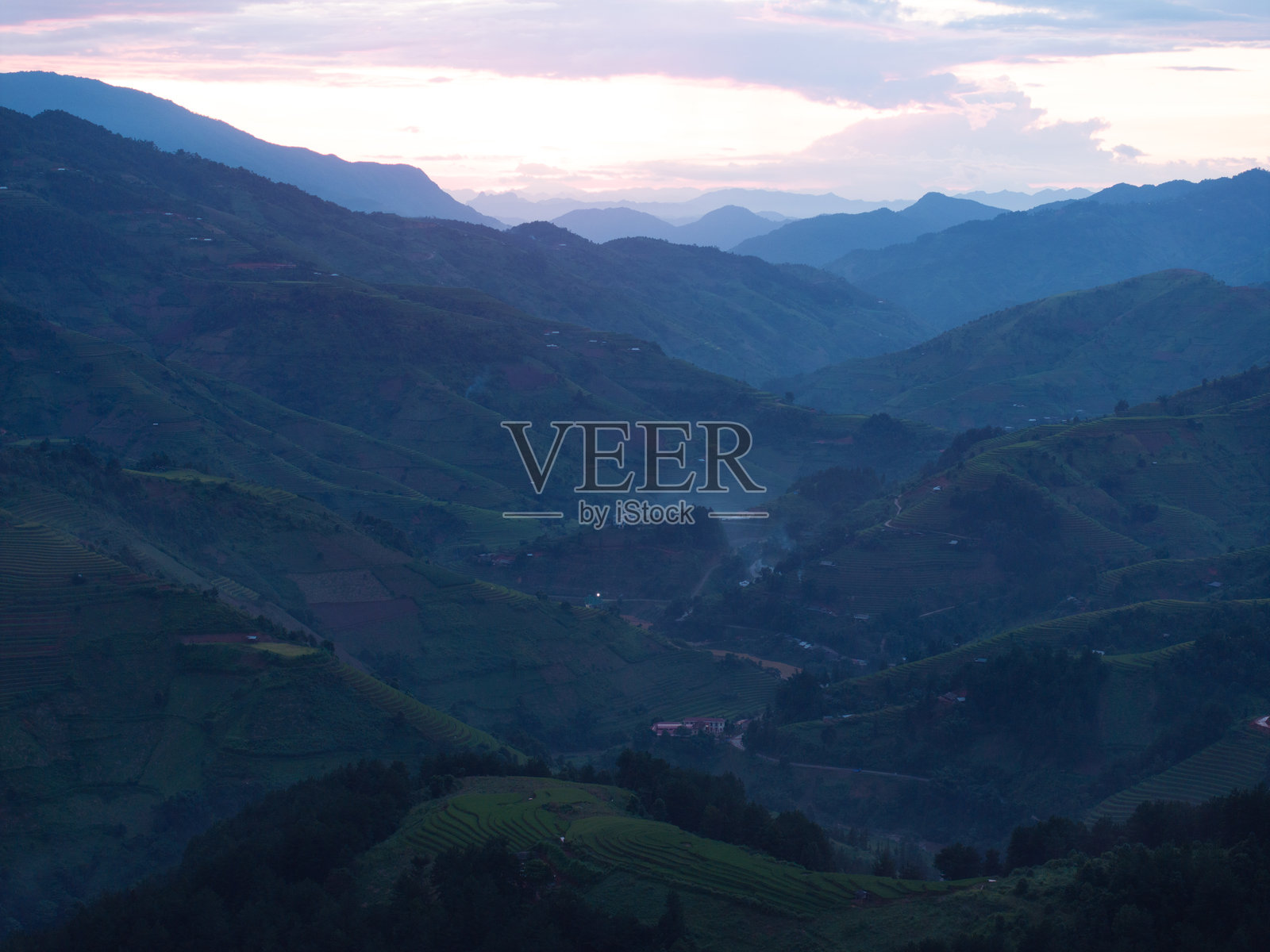 越南北部萨帕市附近的穆 cang 柴镇的丘陵和梯田的鸟瞰图。 yen bai 省丰收季节的美丽自然风光。照片摄影图片