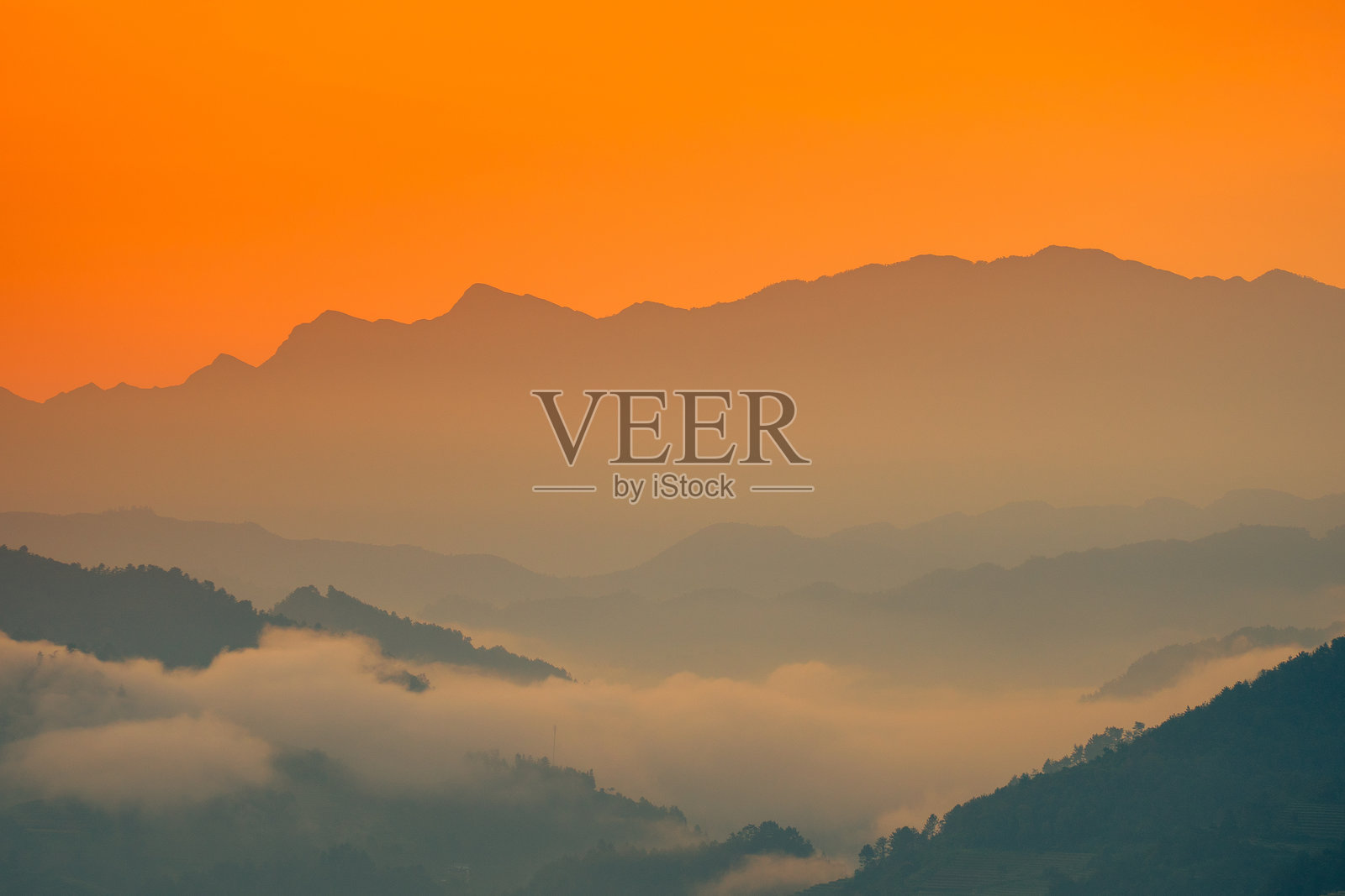 越南北部萨帕市附近的沐沧才镇的丘陵和梯田的鸟瞰图。是安沛省丰收季节的美丽自然风光。照片摄影图片