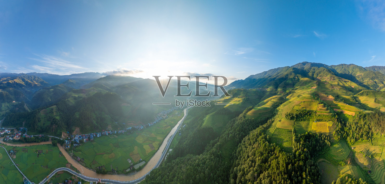 越南北部沙巴市附近的木江界镇金黄色梯田的鸟瞰图。位于安沛省，丰收季节美丽的梯田。照片摄影图片