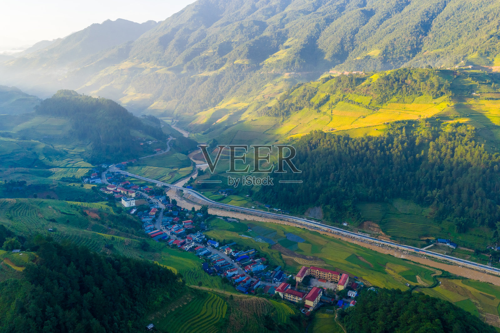越南北部，靠近沙巴市的木江寨镇的航拍图。位于安沛省，丰收季节美丽的梯田稻田。照片摄影图片