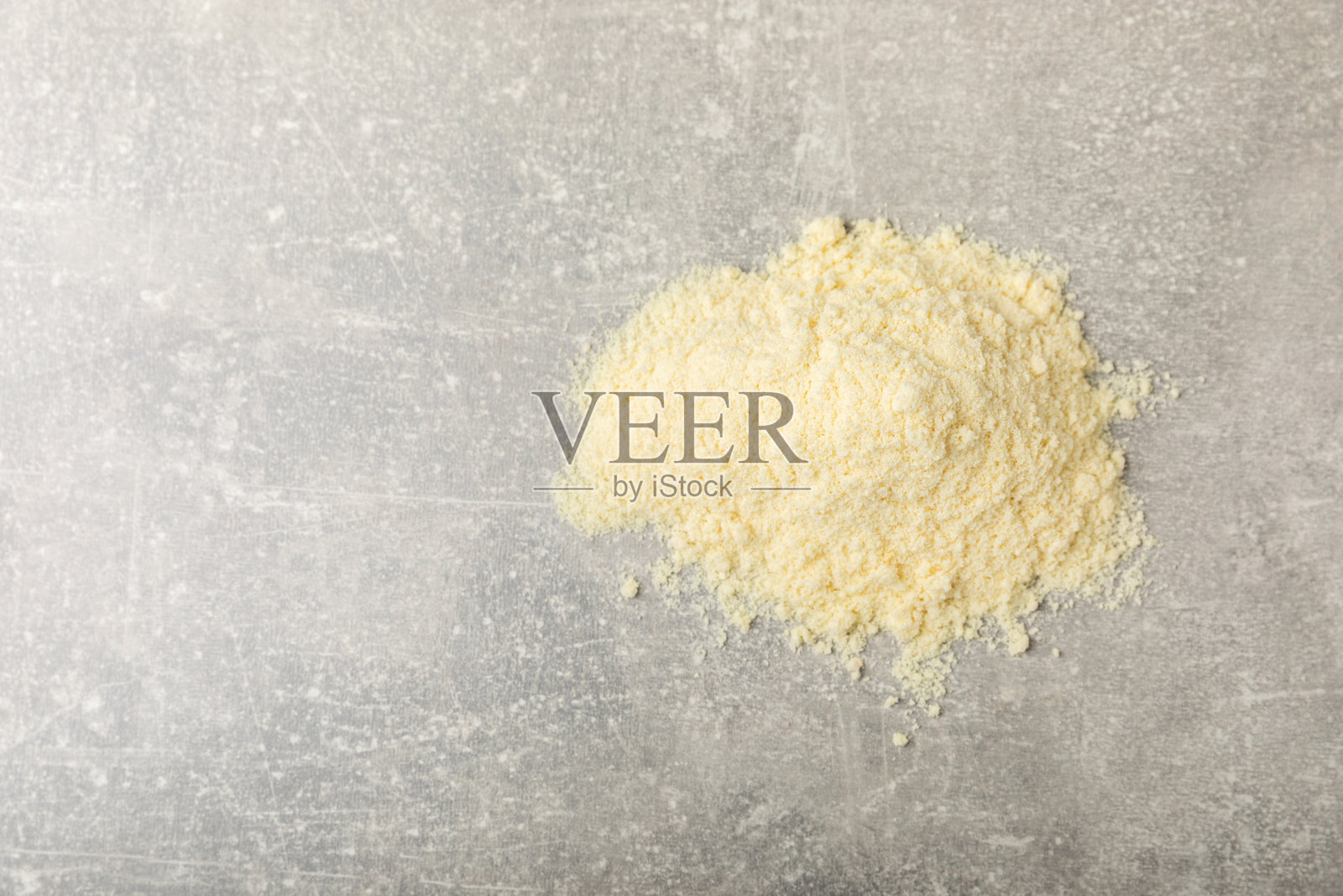 蛋白质粉。桌子上有一勺蛋白质粉。不同口味的乳清蛋白粉。运动营养概念。健身房。氨基酸食品补充剂，肌酸粉。复制空间。照片摄影图片