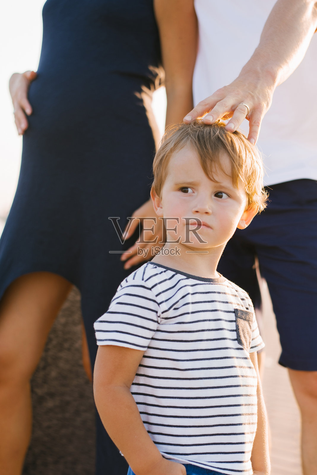 小男孩和父母在户外站在一起照片摄影图片
