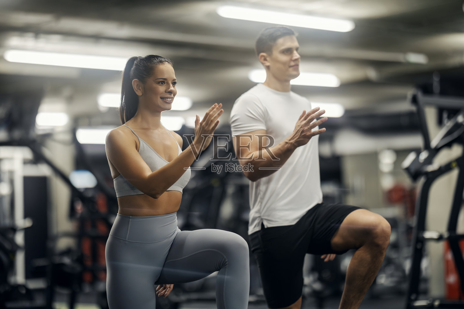 情侣在健身房进行心肺热身运动照片摄影图片