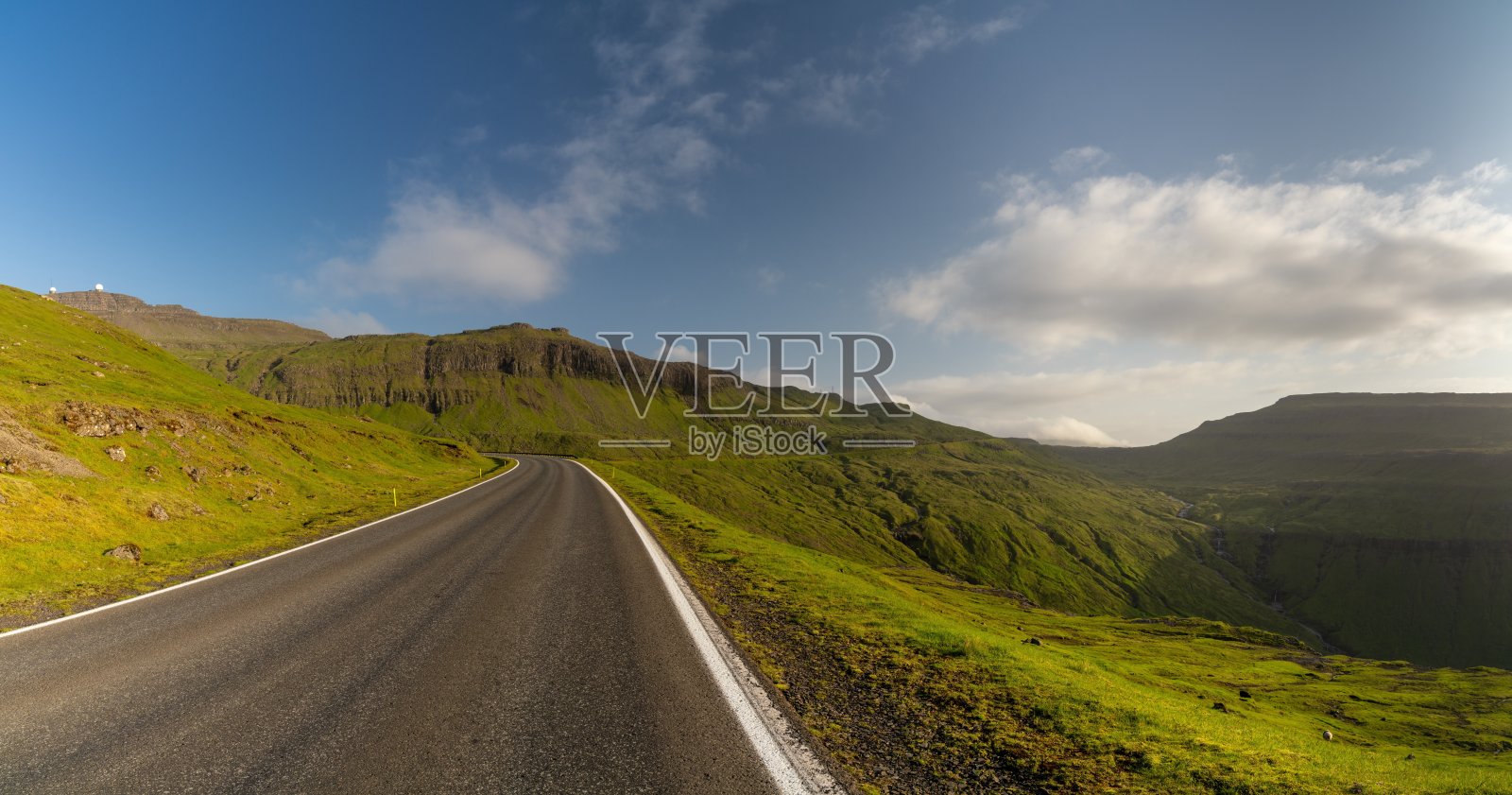 法罗群岛山区沿海乡村的黑色沥青公路照片摄影图片