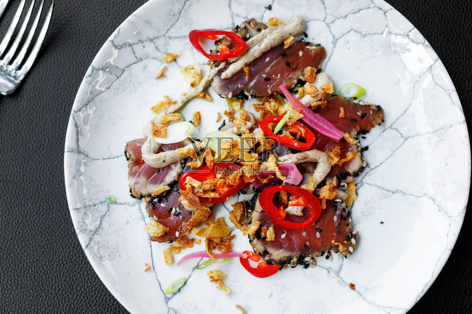 金枪鱼他他米俯视图，配有红辣椒和洋葱照片摄影图片