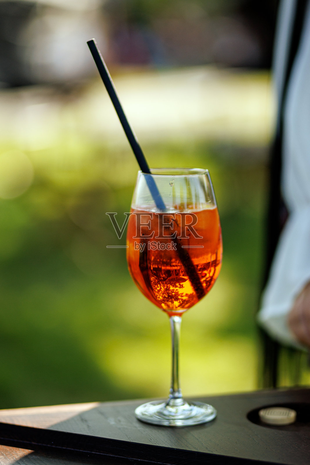 户外酒杯中的阿佩罗橙光鸡尾酒照片摄影图片