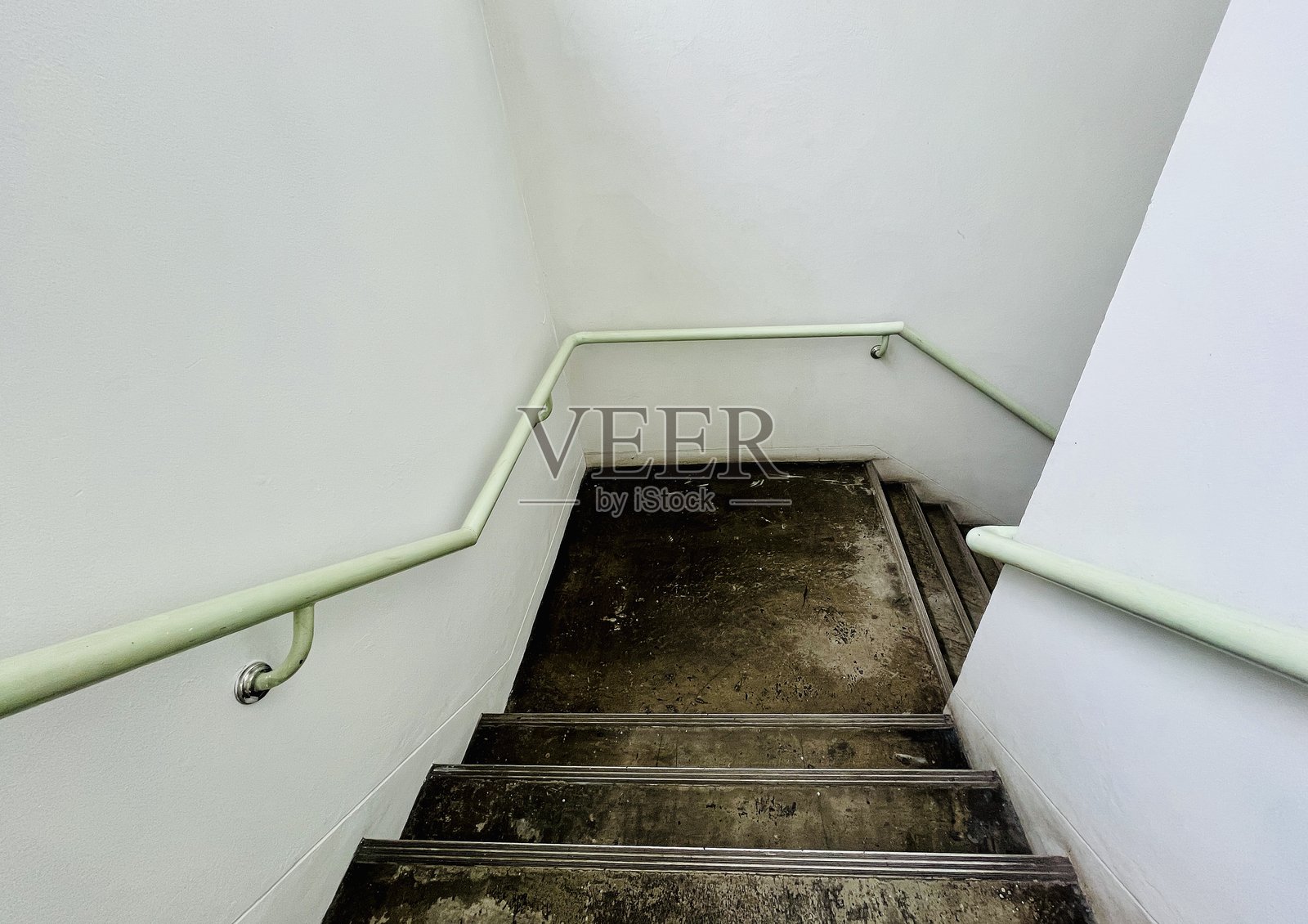 建筑内部楼梯。消防逃生梯照片摄影图片