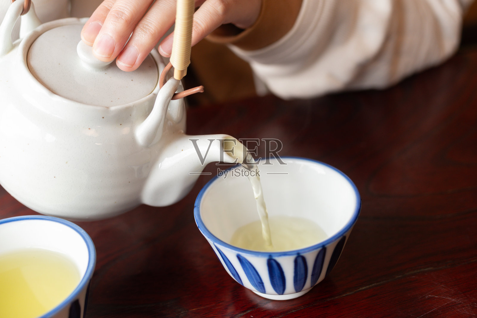 一个人在冲泡热茶照片摄影图片
