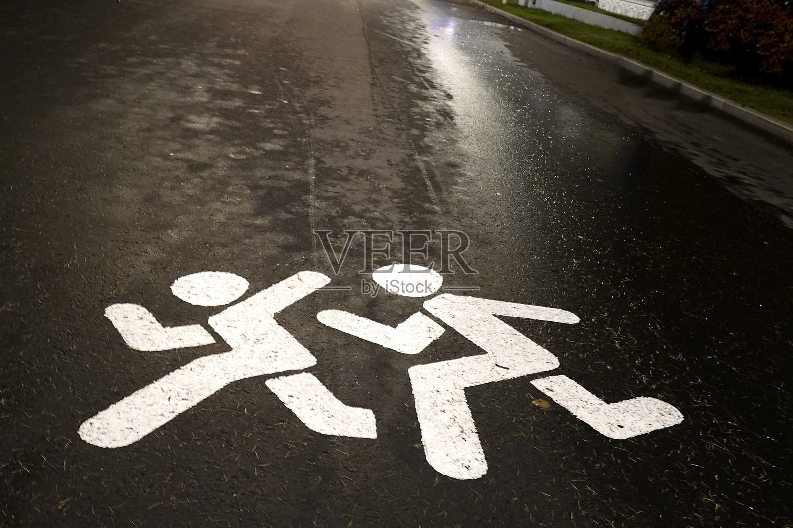 夜间公园沥青路上的行人区标识照片摄影图片