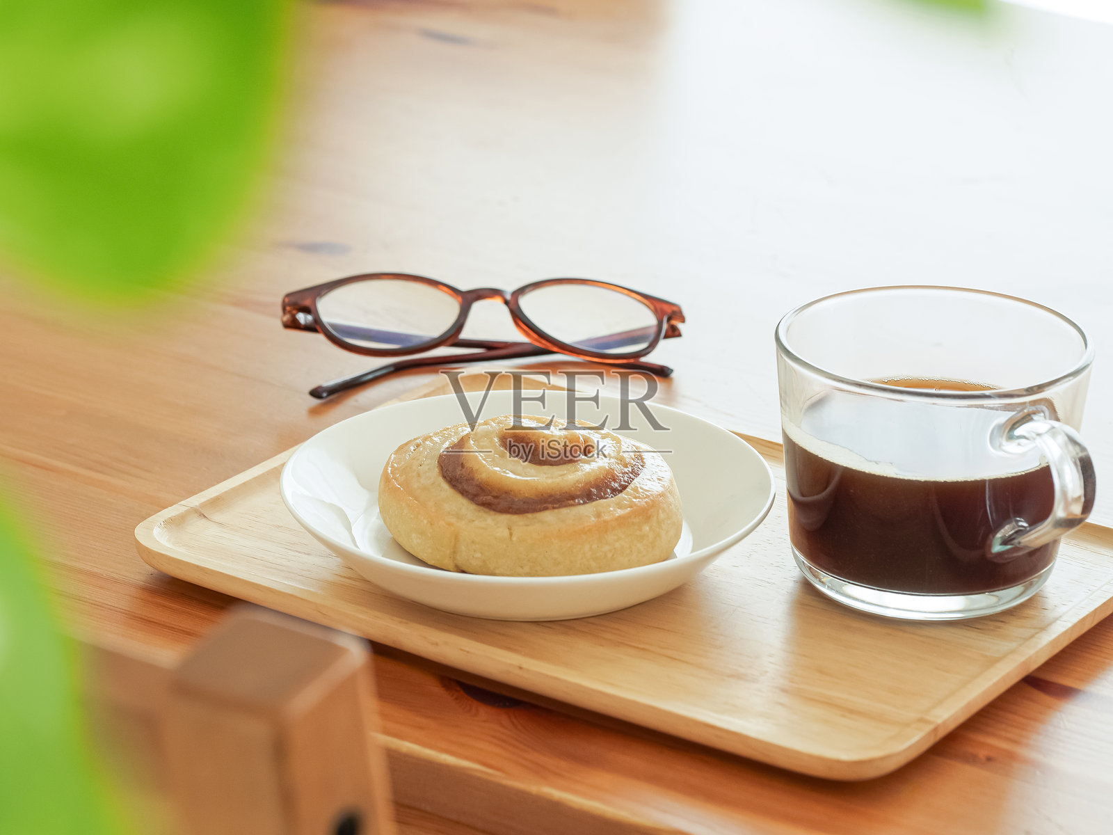 肉桂卷和一杯咖啡照片摄影图片