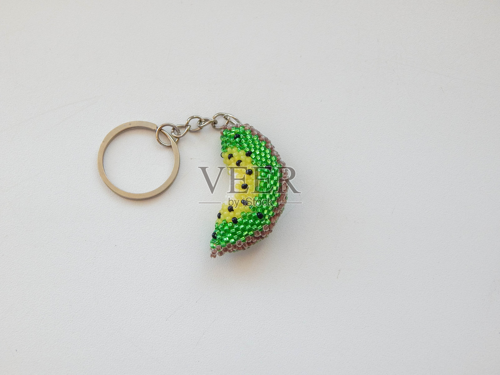 白色背景上的水果钥匙扣。白色背景上色彩缤纷的水果钥匙扣。照片摄影图片