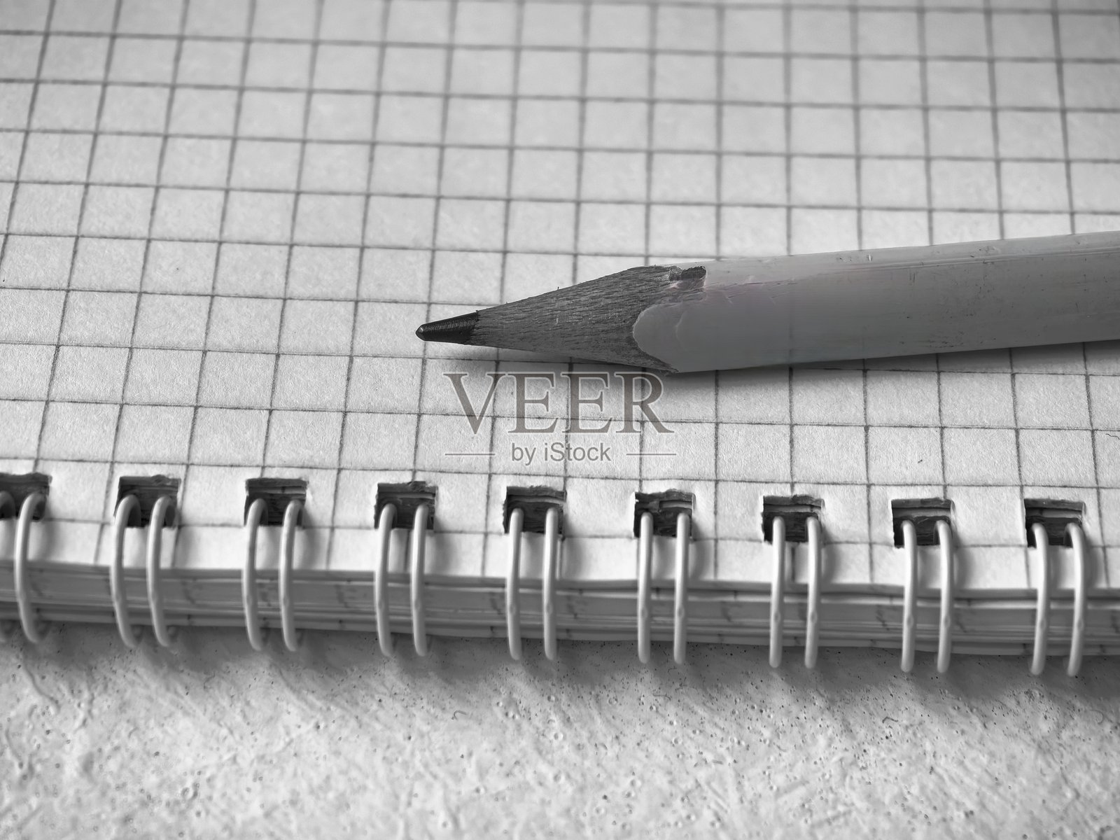 铅笔在笔记本上，黑白照片，简单的铅笔，笔记本，记笔记，空白笔记本，纸上的铅笔，用铅笔写字，缺乏想法，创作欲望，灵感，白纸，方格纸，方格笔记本照片摄影图片