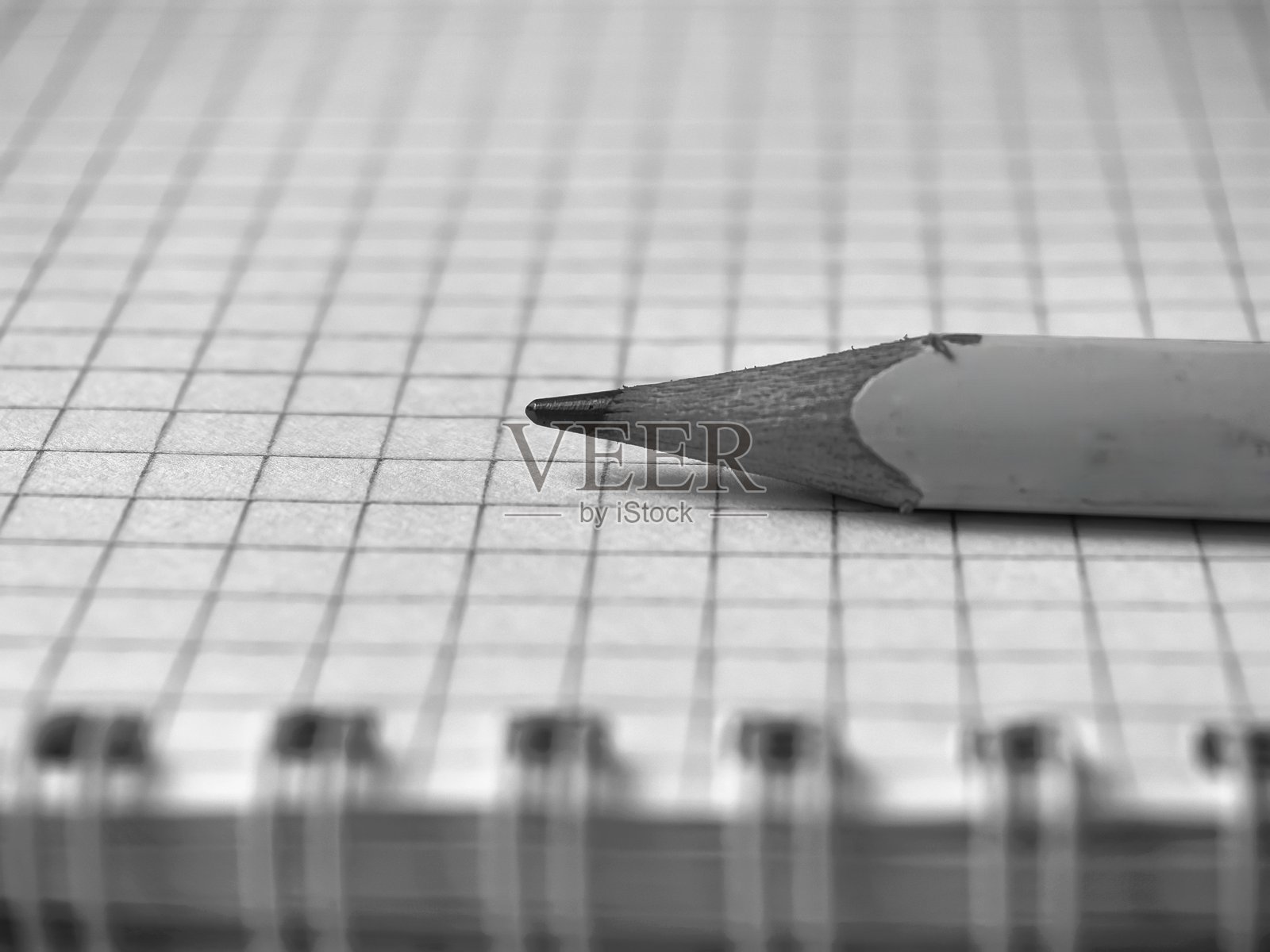 铅笔在笔记本上，黑白照片，简单的铅笔，笔记本，记笔记，空白笔记本，纸上的铅笔，用铅笔写字，缺乏想法，创造的渴望，灵感，白纸，方格纸，方格笔记本照片摄影图片