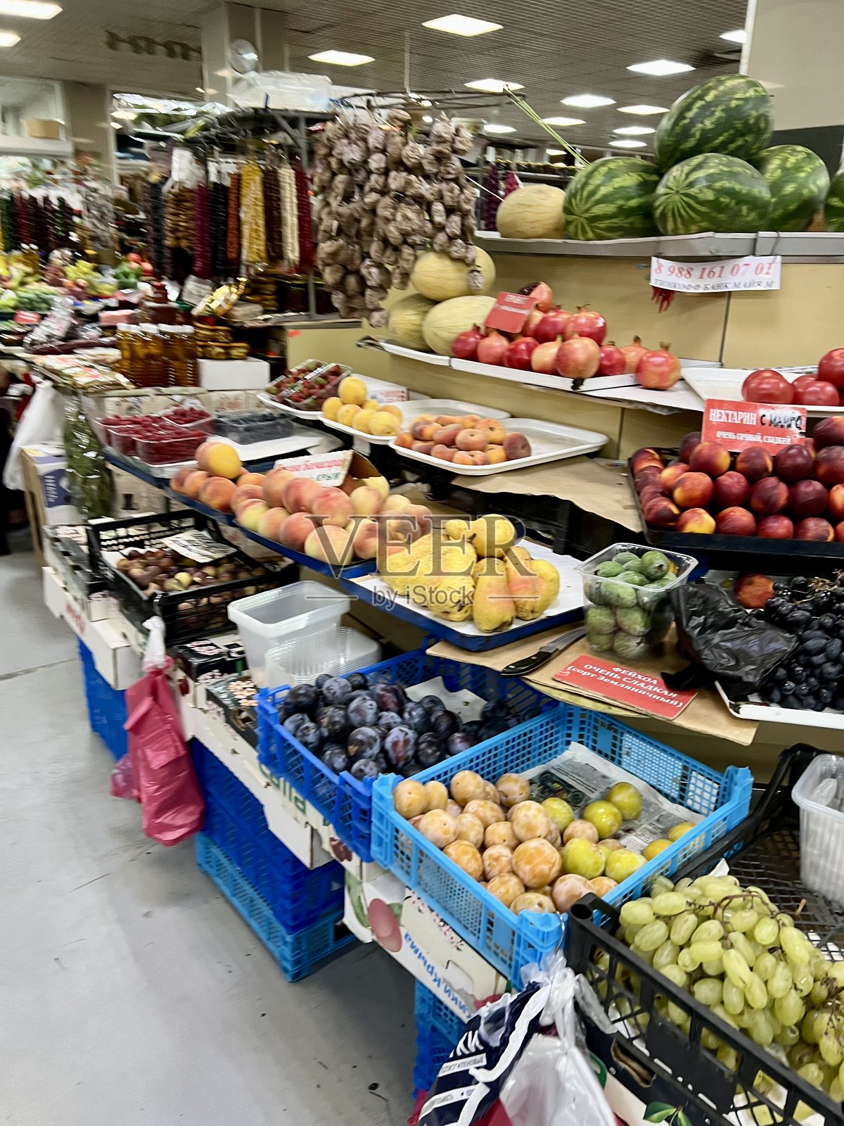 色彩鲜艳的市场摊位，展示着各种新鲜的水果和蔬菜照片摄影图片