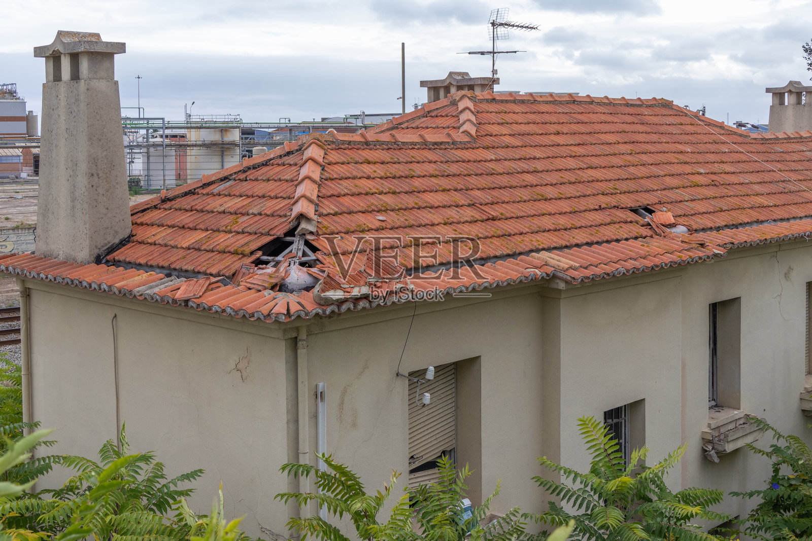 破损的废弃房屋屋顶，瓦片破碎，年久失修照片摄影图片