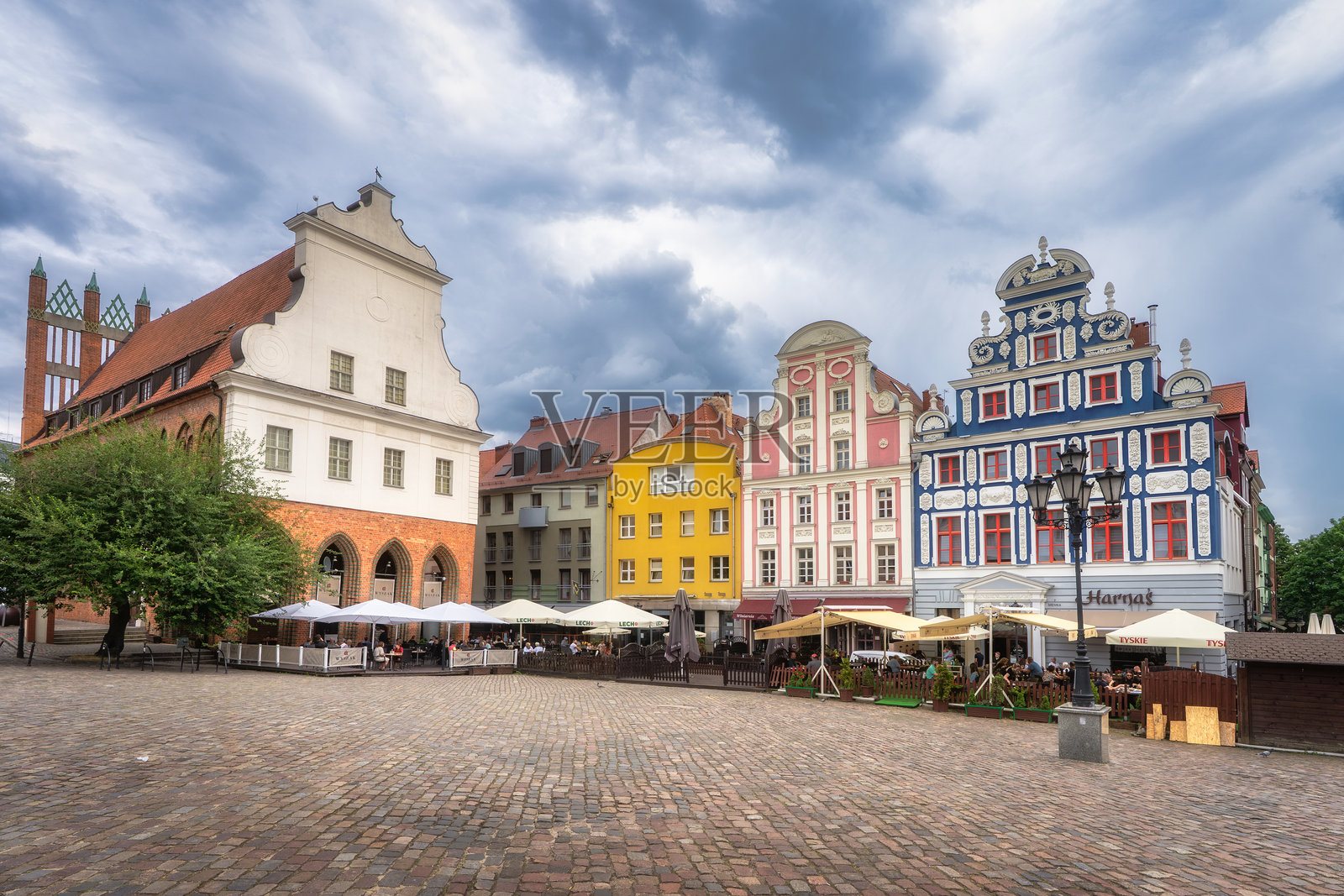 迷人的欧洲广场，拥有色彩缤纷的建筑和户外咖啡馆照片摄影图片