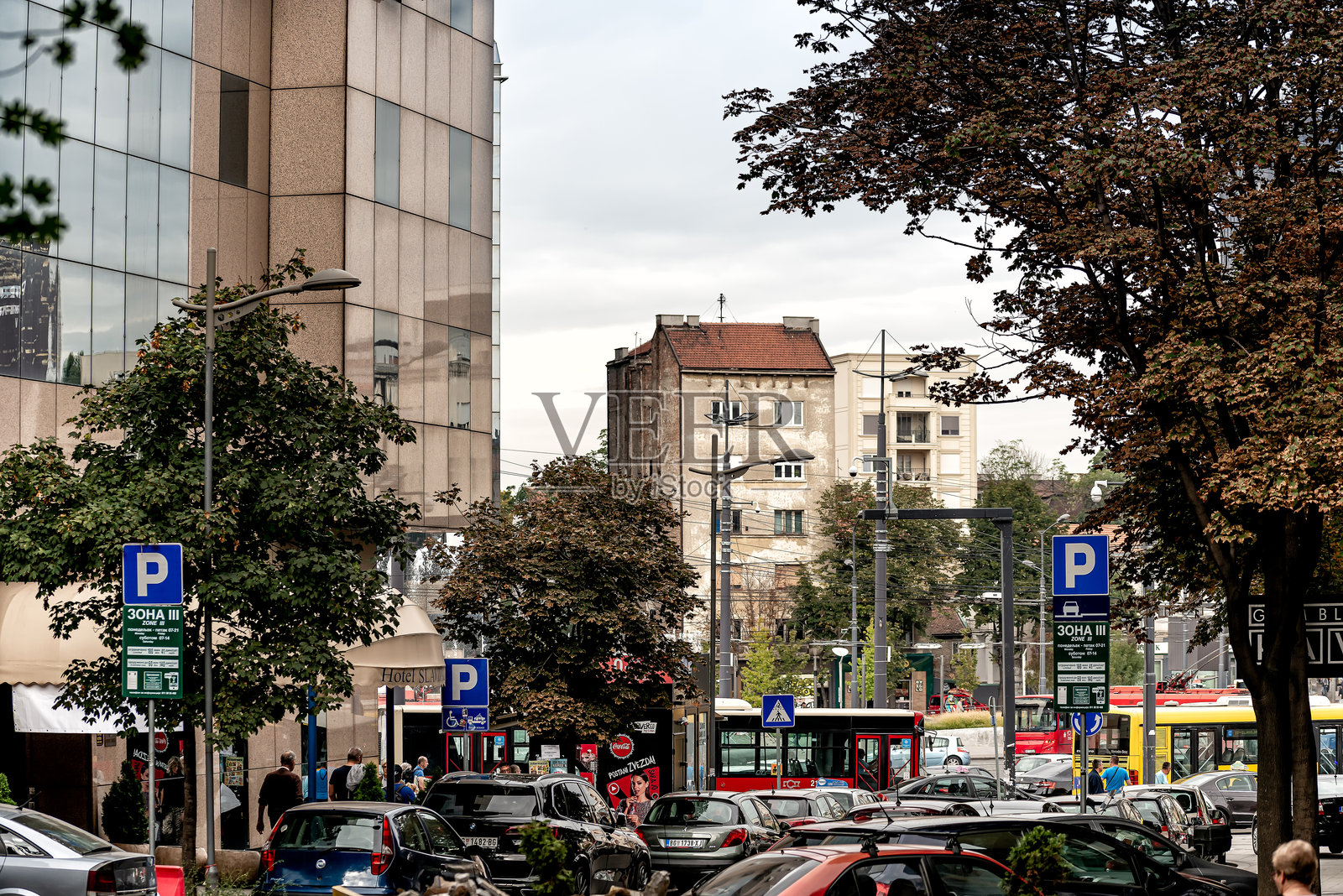 塞尔维亚贝尔格莱德 - 2019年9月20日：贝尔格莱德现代与古典建筑并存照片摄影图片
