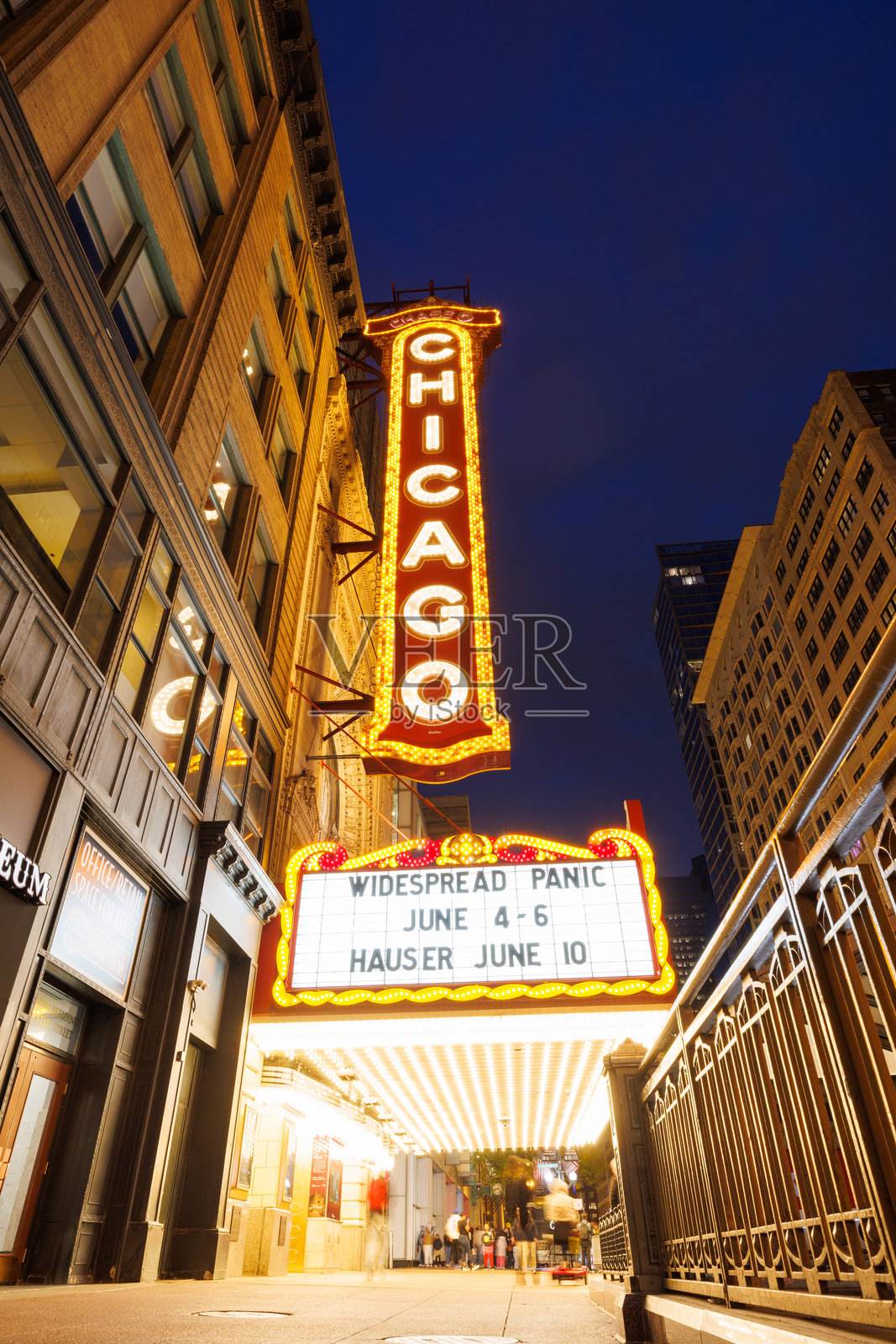 芝加哥剧院及其标志性的霓虹灯招牌照片摄影图片