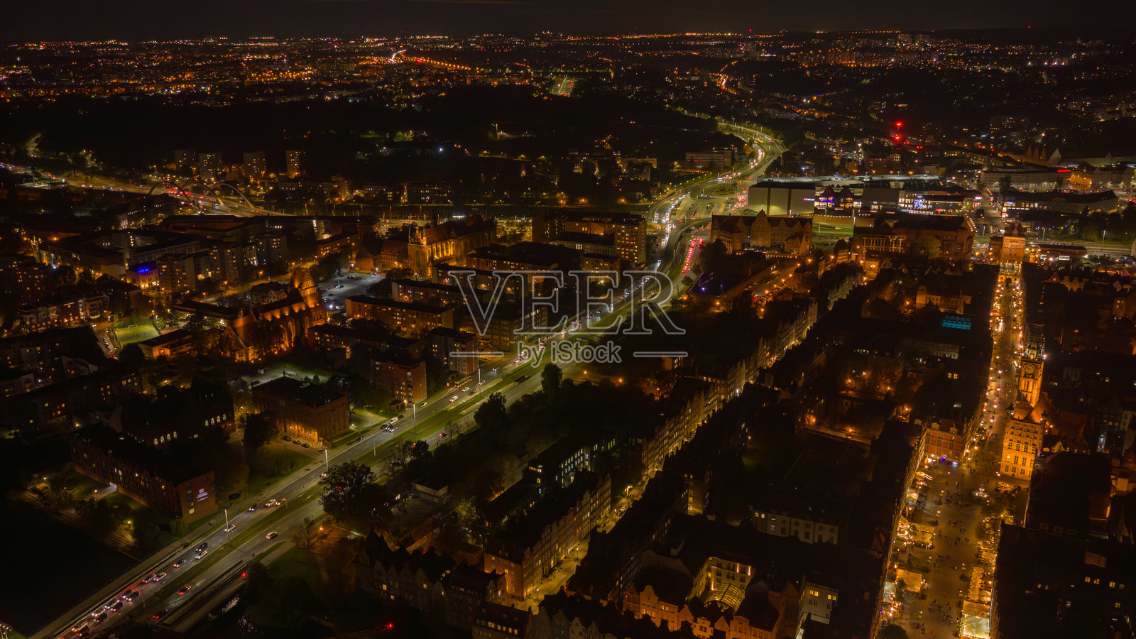 格但斯克夜景鸟瞰图，包含圣母教堂和长广场的灯光照片摄影图片