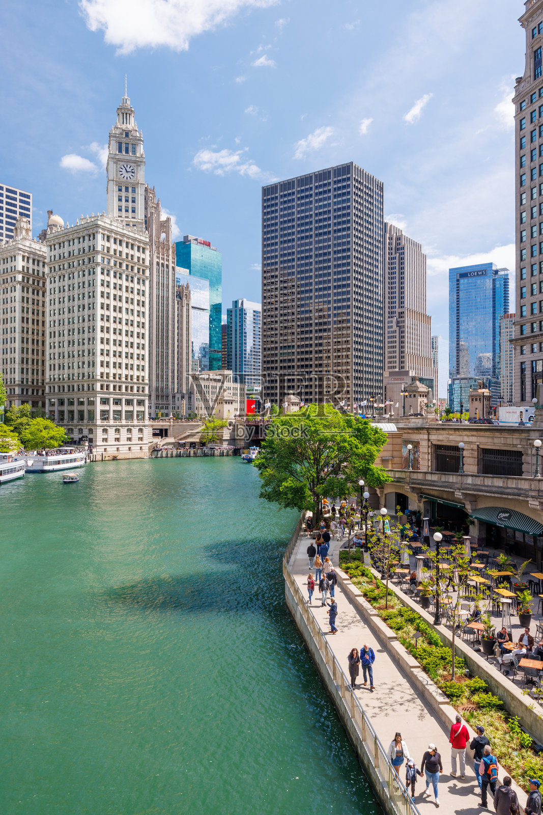 阳光明媚的夏日，芝加哥河滨步道照片摄影图片