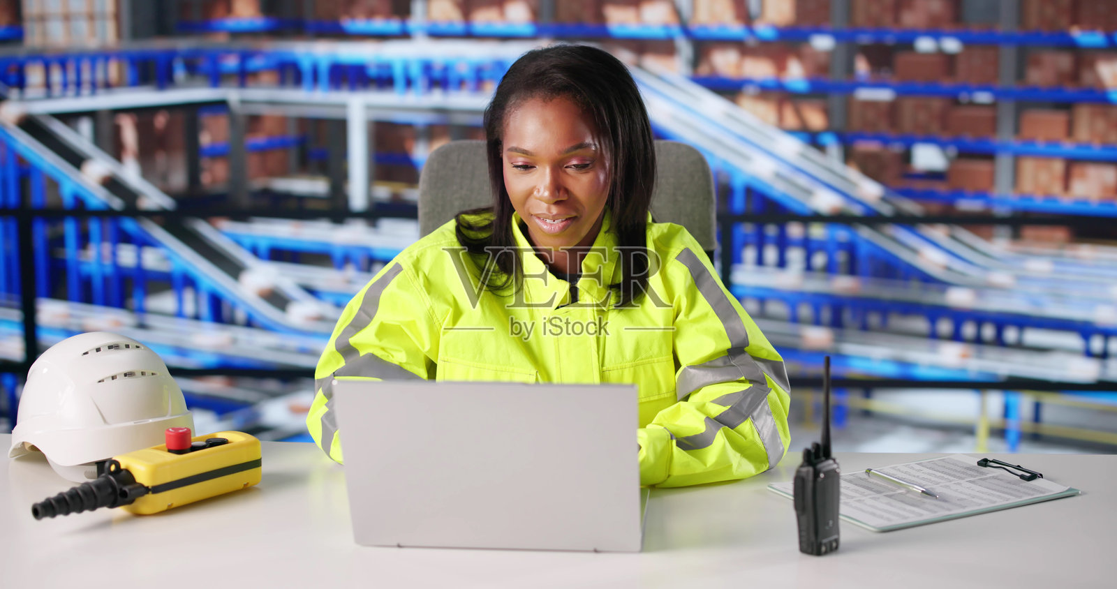 专业的物流工程师监督仓库运营照片摄影图片