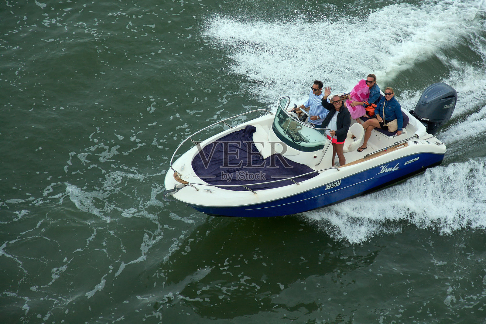 朋友们在快艇上玩乐照片摄影图片